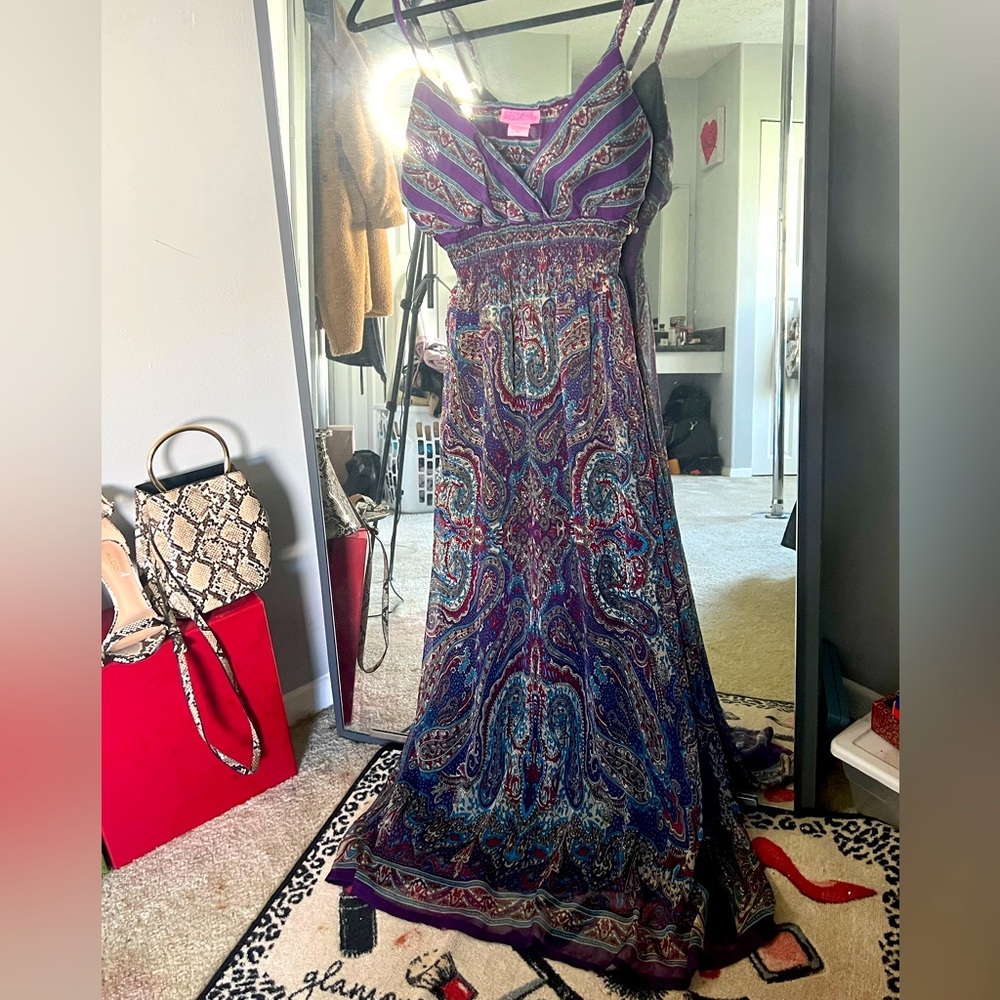 Beautiful maxi dress just in time for spring 💐💐💐🫐🫐🫐
